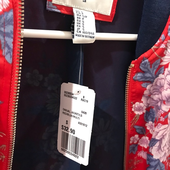 Silky like, red floral jacket. Bnwt - Picture 2 of 3
